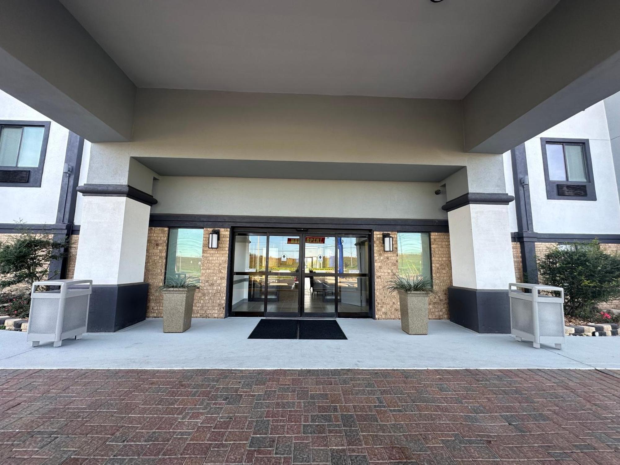 Best Western Plus Schulenburg Inn & Suites Exterior photo